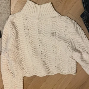 Vit stickad polotröja - Snygg hål stickad tröja från Zara med kort polokrage. Den är cropped. Fråga för fler bilder