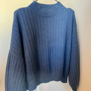 Blå stickad tröja från Even&Odd - Säljer en snygg blå stickad tröja från Even&Odd. Tröjan har en ribbad design och använd ett fåtal gånger 