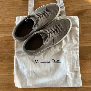 Beige mocka skor  - Ett par feta beige massimo dutti skor. Dustbag/påse förljer med. Sparsamt använda. Perfekta för sista tuchen på din outfit🍾🍾