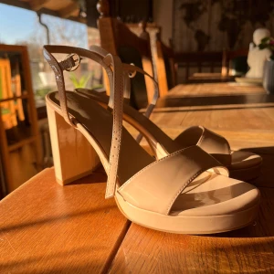xit klackar - Snygga beige klackskor med remmar och justerbart spänne. Skorna har en hög blockklack och en öppen tådesign, vilket ger en elegant look. Aldrig använda. nypris runt 500 tror jag så kom gärna med bud💕