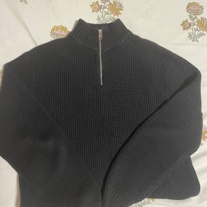 Svart quarterzip SMOG - Mycket bra sick svart quarter zip från SMOG