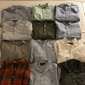 12 Ralph Lauren Skjortor - Säljer dessa 12 ralph lauren skjortor! HMU om du är sugen på någon eller några skjortor! Kan va perfekt för Reselling eller om du vill ha den nu när våren å sommarn snart kommer!🤝