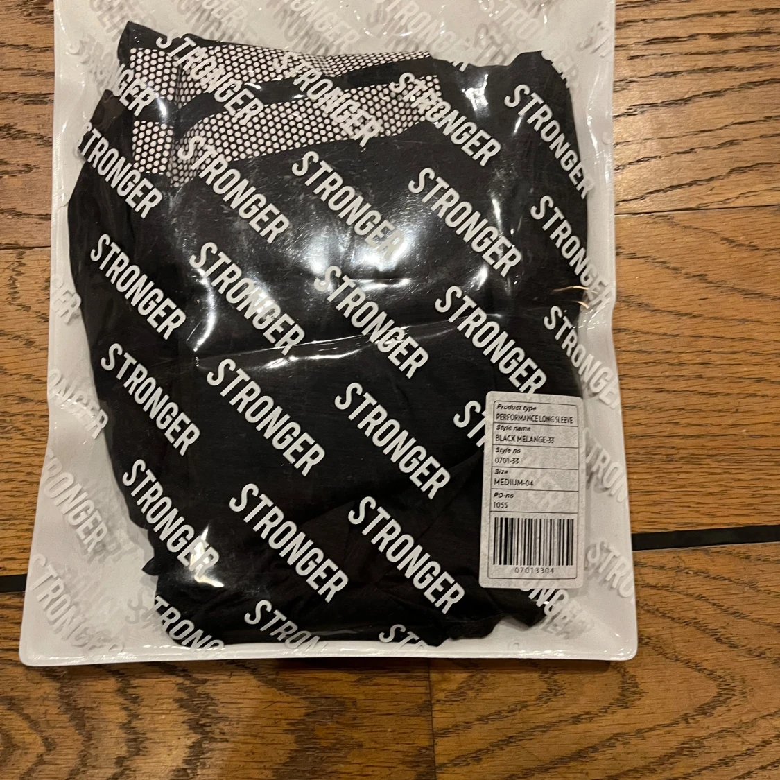 Svart långärmad tröja från Stronger - 2