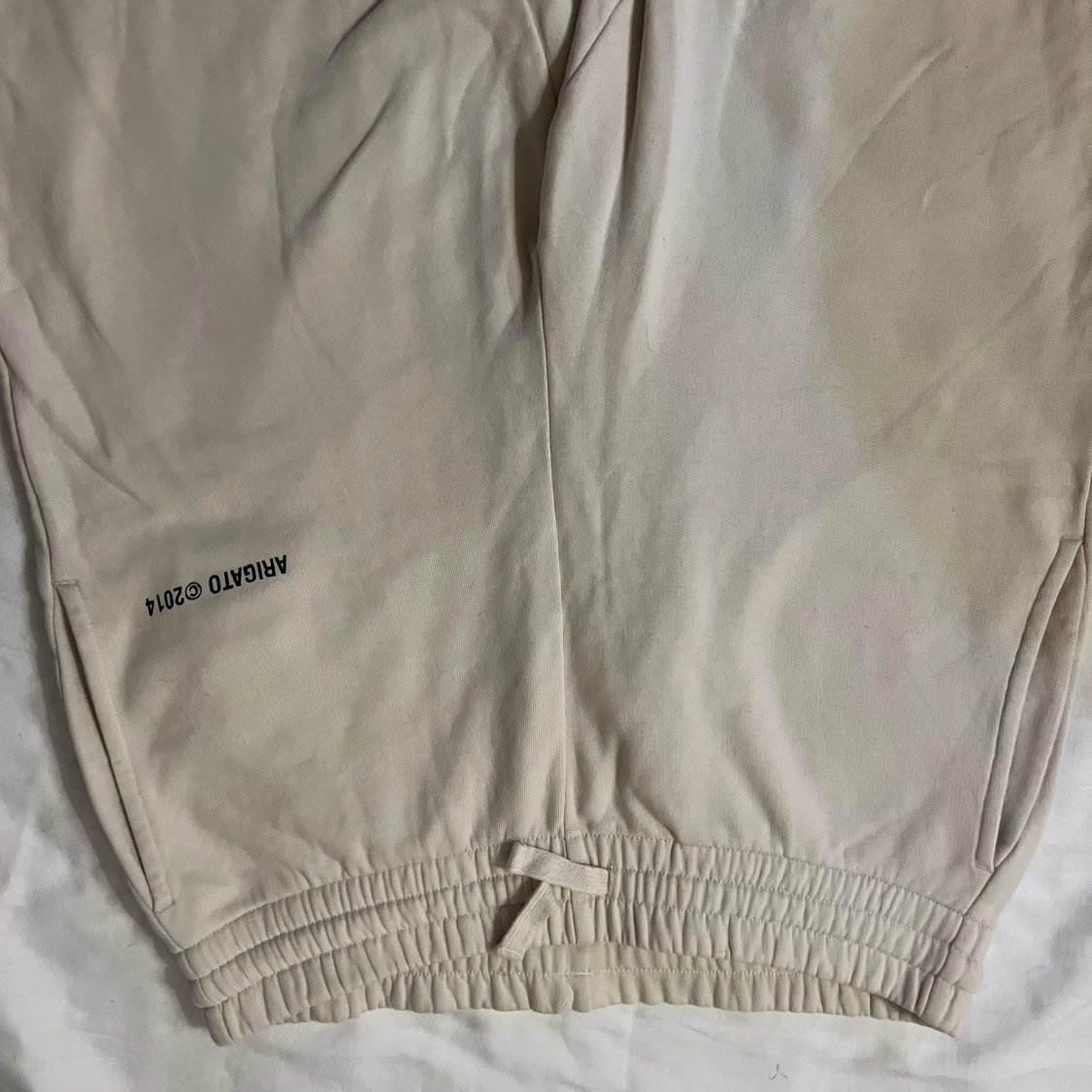 Beige mjukisbyxor från Arigato - 1