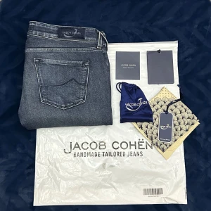 Jacob Cohën Jeans | 31 - Säljer nu dessa Jacob Cohën jeans | Knappt använda! | Allt på första bilden medkommer vid köp! | Nypris: 5000kr | Modell: 413 | Storlek: 31 | Skriv om du har nån fundering!