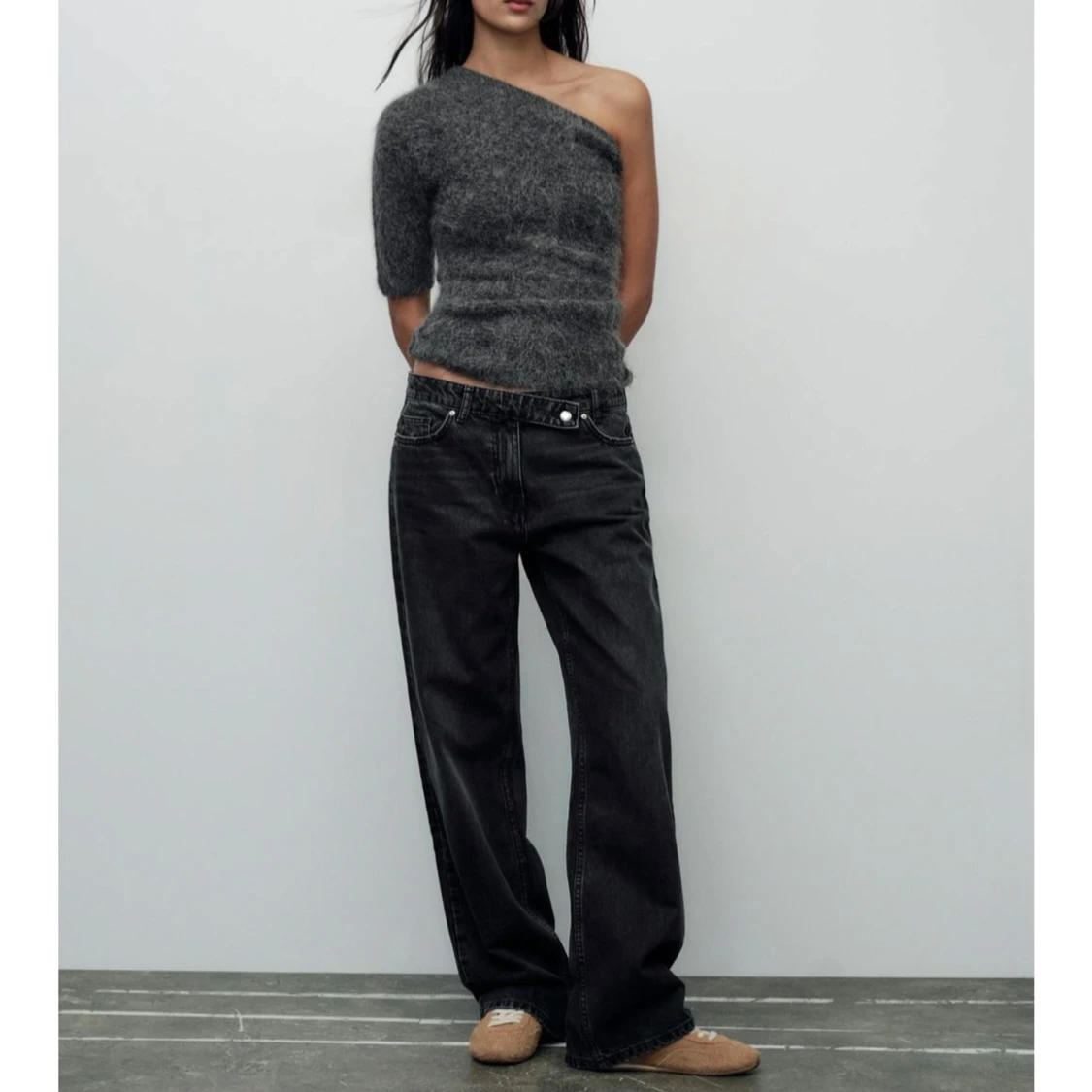 !SÖKER!Grå stickad oneshoulder topp