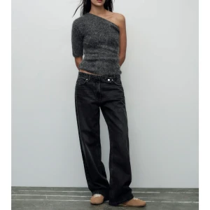 !SÖKER!Grå stickad oneshoulder topp - !SÖKES! I STORLEK XS-M