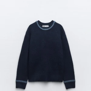 Mörkblå stickad tröja från Zara - Säljer en mörkblå stickad tröja med öppen rygg från Zara med ljusblå detaljer.