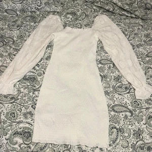 Super fin studentklänning - Super fin studentklänning från Bubbleroom då jag inte hann få den till användning. Sprillans ny med lapparna och påsen kvar. Endast testad☺️