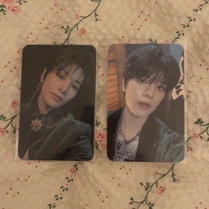 Stray Kids  - Hej! Säljer dessa två Skz rockstar pobs ^^ dom kostar 120kr styck och köparen betalar för frakten💗 Hör av dig om du har frågor!