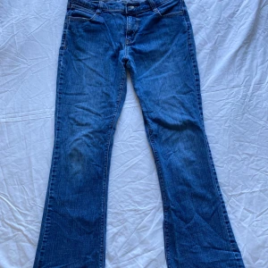 Lågmidajde bootcut jeans  - Lågmidajde bootcut jeans storlek M/L bra skick men urtvättade  midjemått: 38cm innerbenslängd: 75cm Ytterbenslängd: 97cm y2k Coquette vintage fairy 