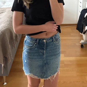 Jeanskjol från ONLY - Säljer en snygg blå jeans kjol från ONLY. Använd fåtal gånger så är fortfarande i nyskick. Storlek 34/s. Nypris 500kr. 