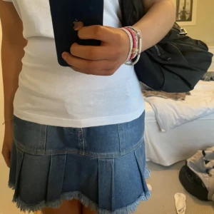Jeanskjol  - Säljer min jeanskjol som jag köpte här på Plick 💛💛skulle säga att den är storlek 40/L. M om man vill ha den lite löst. Går att justera på baksidan i midjan. Har små söta fickor💞💞bara sista bilden är från mig, dem andra är från förra säljaren🥰