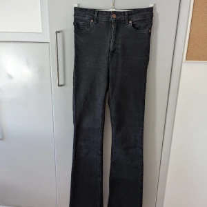 Jeans, svarta storlek 36 - Svarta jeans från Lindex i storlek 36, långa ben ich lite utsvängda, peis 150 kr.