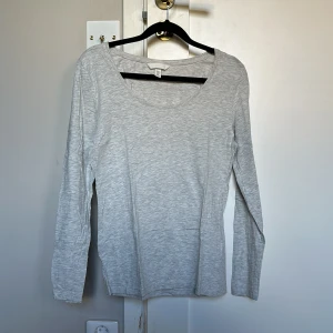 Grå u-ringad långärmad tröja - I storleken M. Var för stor så har aldrig haft på mig den. Priset kan diskuteras 
