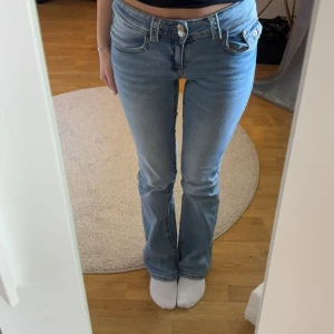 Low waist bootcut - Säljer mina low waist bootcut från Gina young, dom är knappt använda och välskötta Sitter som en smäck men inget för mig, därav säljer jag dom!!