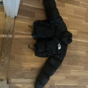 North face vinterjacka dam Xs - Jag köpte jackan 2022 på asos använde den en vinter. Den är i nyskick och är värd 3500. Kvitto finns ej. Pris går att diskutera vid rimligt pris