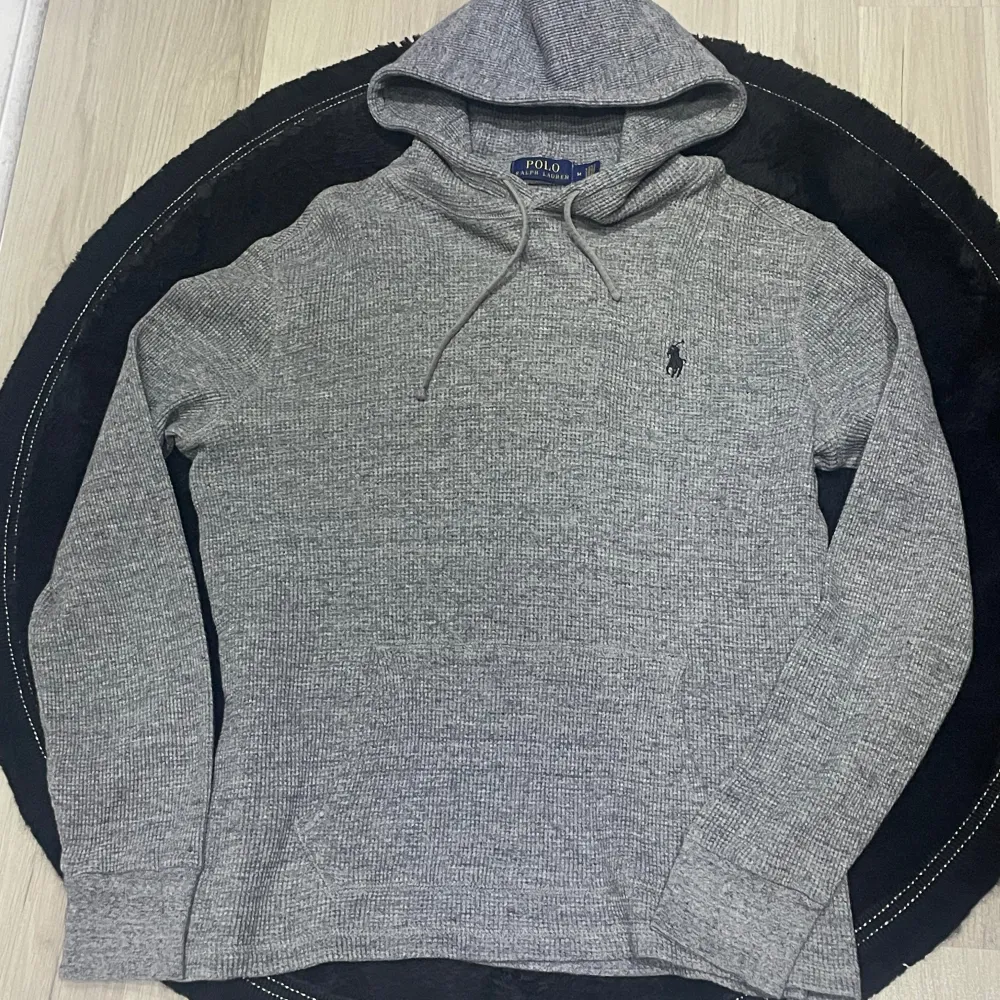 Ralph lauren stickad hoodie som nu är i trend och är bästa investering till hösten/vintern✔️ Hoodie är i storlek M men passar S bättre, super skick inga defekter!Hör av er vid minsta fundering✔️. Tröjor & Koftor.