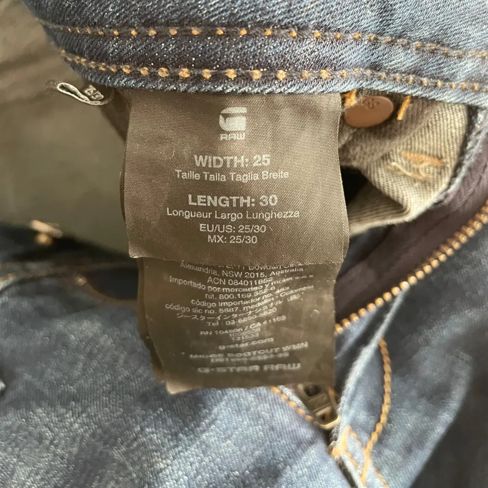 Jeans från G-star i fint skick, nypris 1465kr storlek 25/30. Jeans & Byxor.