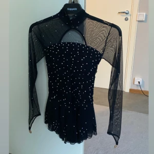 Konståkningsklänning sagester  - Använd ett fåtal gånger, jättebra skick ( passar både XS/S då den är stretchig)