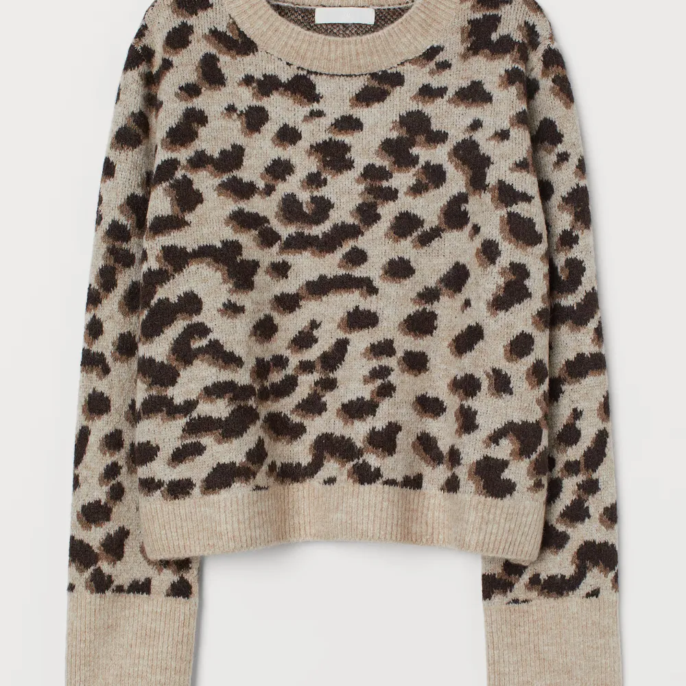 Säljer denna trendiga stickade tröja ifrån H&M i leopard mönster som är helt utsåld. . Tröjor & Koftor.