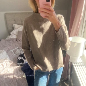 Stickad tröja från Massimo dutti  - Stickad tröja från Massimo dutti, fint skick men har blivit ganska nopprig! 