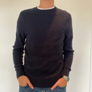 Stickad Tröja - J.Lindeberg - Skick: 8/10 Strl: M Modellen är 185cm lång