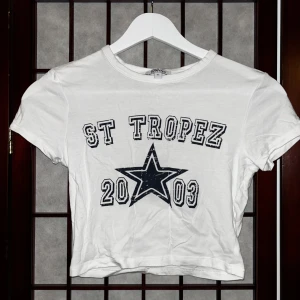 Vit croptop med tryck - Vit croptop med tryck köpt i Paris strl xs/s