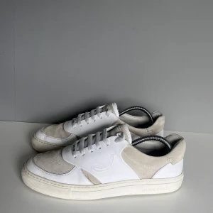 Jacob Cohen skor  - Säljer ett par Jacob cohens i storlek 42, cond 8,5/10 lite heeldrag och creasing  men annars bra skick! Tillkommer endast skor!