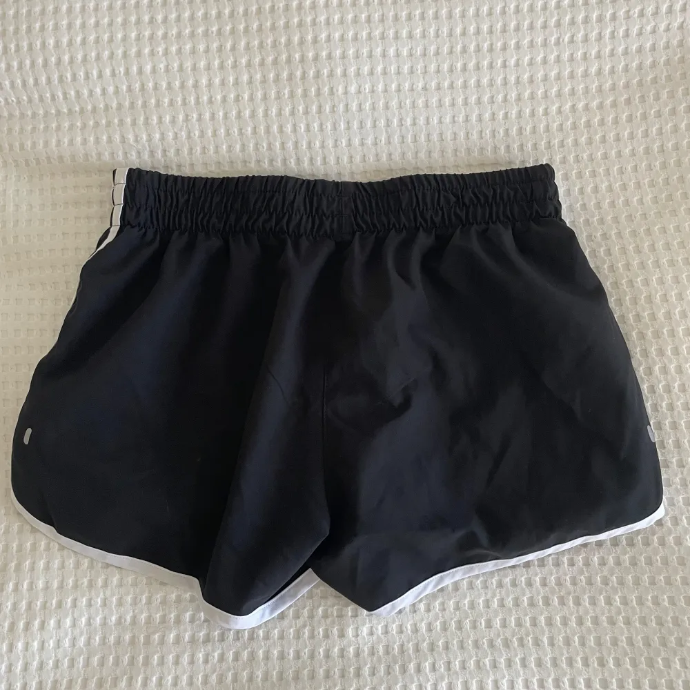 Träningsshorts från adidas, fint skick!. Shorts.