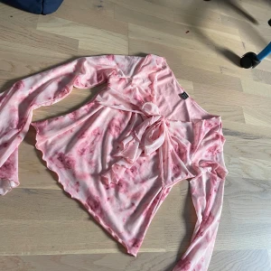 Rosa tröja me blommor  - Jätte jätte fin tröja! Passar till fest / vardagar / mys! Jätte skön och är i storlek S/M 