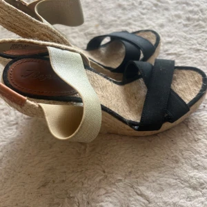 Replay sandaler - Storlek: 39  Gulfärg på resårbandet