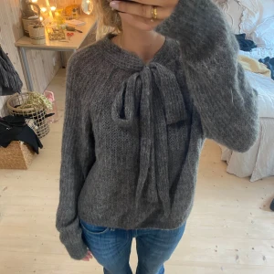 Stickad tröja  - SUPERSNYGG som man kan ha på olika sätt! Jätte bra kvalitet med mycket mohair💕💕