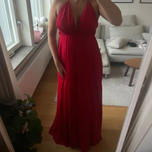 Röd balklänning, storlek ca S/M  - En röd måttbeställd klänning med slit . Använd en gång. Skulle uppskatta att klänningen passar dig som är S/M, bröstkupa B/C. Skickar såklart mer bilder om det önskas! ❣️köpt för ca 1500. Köparen står för frakten och varan kan ej returneras! 