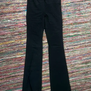 Svarta byxor från Zara - Säljer ett par snygga svarta kostymbyxor från Zara. De är högmidjade och har en bootcut-stil som ger en riktigt schysst siluett. Perfekta för både vardag och fest! Köpta för 399kr