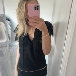 Svart blus🖤 - Säljer denna supersnygga blus som inte kommer till användning! Den är i storlek M/36 men passar även mig som är i storlek Xs/34🤗😻