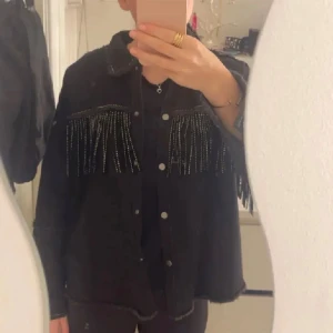 Svart jeans jacka  - Säljer denna svarta jeans jacka i storlek S ifrån zara
