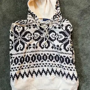 Hej säljer en ovanlig ralphlauren hoddie i ny skick andvänd 2 gånger. den ser stickad ut men är i vanligt hoddie matrial, storlek XL men sitter mer som M/S bara att höra av er vid frågor eller fler bilder. 