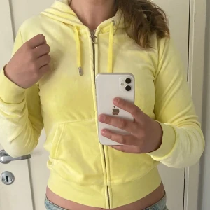 Juicy Couture tröja - Hej, jag säljer denna oanvända juicy tröjan💕