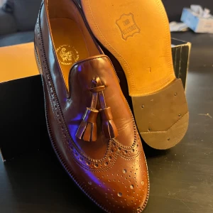 Handgjorda italienska skor för män - Nya och helt oanvända skinnskor för män. Köptes år cirka 1995, med en brittisk och tidlös design. Handgjorda, som ni kan se på spikarna i hälen.