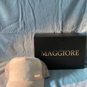 Maggiore keps  - Säljer nu min gråa Maggiore keps som inte kommer till användning. Den är använd ca 5 ggr och boxen tillkommer ej. Hör av dig vid minsta fundering :)
