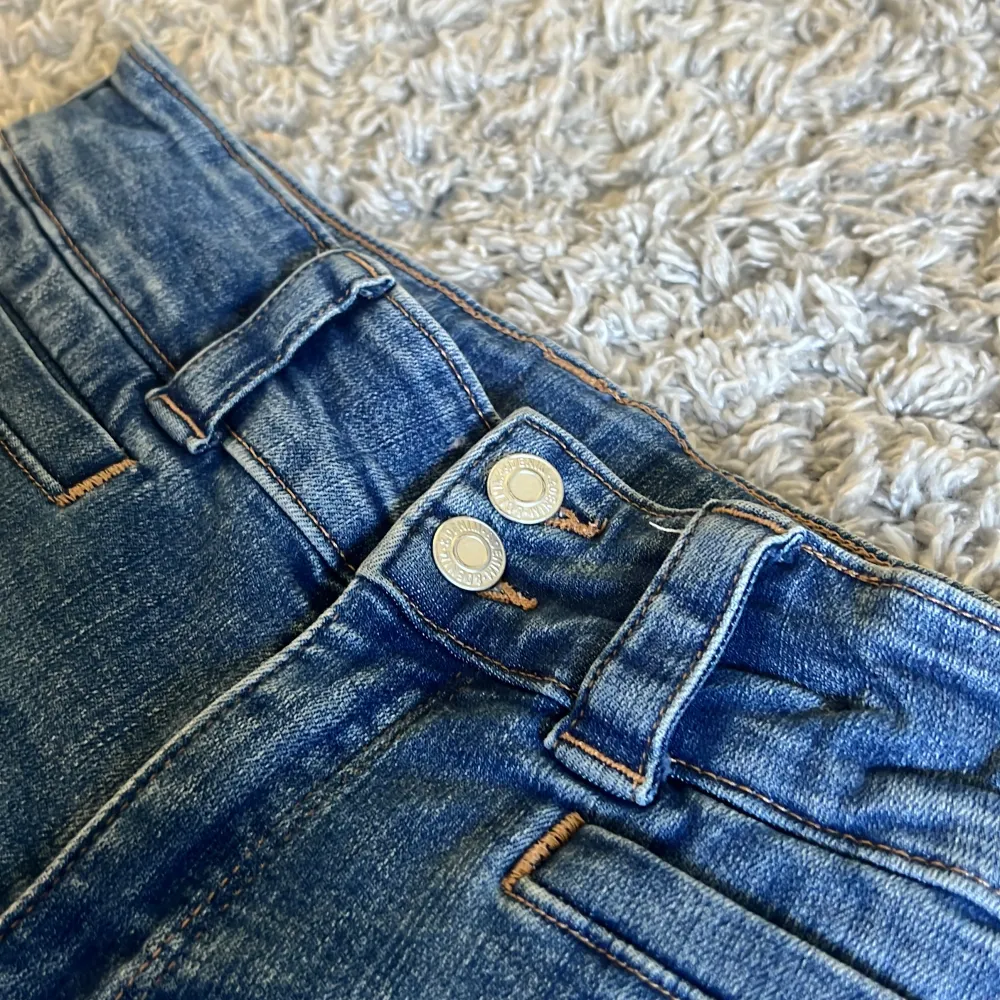 Ett par jeans från H&M! Fint skick❤️Storlek 170❤️Dom är små i storleken! . Jeans & Byxor.