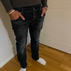 Jacob Cohen - Tjena! Säljer nu dessa riktigt unika jeans ifrån Jacob Cohen🇮🇹 i en mörkblå tvätt med röda sömmar. Modellen är ca 182cm och väger 74kg och bär style 622 storlek 31! Riktigt gott skick förutom en liten skada på höger knä. Era frågor är bara att skicka❤️