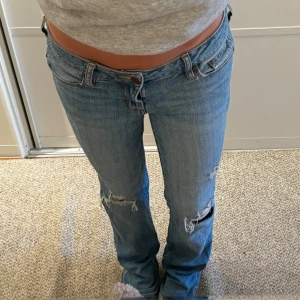 Lågmidjade bootcut jeans med hål/revor - I jätte bra skick💖 jag är 171 och det är lång på mig (midjemått 40cm och innerbenslängd 81)💕 Köp gärna agronom köp nu🥰