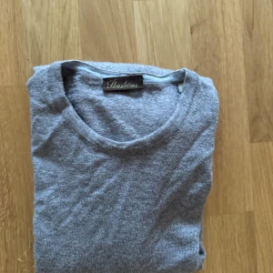 Stenströms merinoulltröja - Säljer en merinoulltröja från stenströms i toppskick Tröjan passar storlek xs i tight passform. Är inköpt på NK för ungefär ett halvår sen. Nypris ca 950kr 