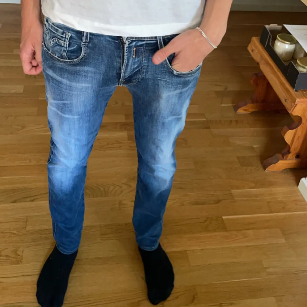 Sjukt snygga Replay jeans med galet feeet tvätt!🤤väldigt bekväma med skön passform!🤩 Säljer för att de ej kommer till användning. Modellen på bilden är 176!!!Nypris på denna modell är 1799!  Vid snabb affär kan jag diskutera priset!🙌😇. Jeans & Byxor.