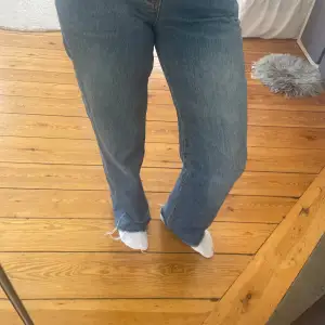 Säljer ett par snygga blå jeans med. De är baggy/ straight passform och är perfekta för hösten 🥰🍂lite slitningar längst ner