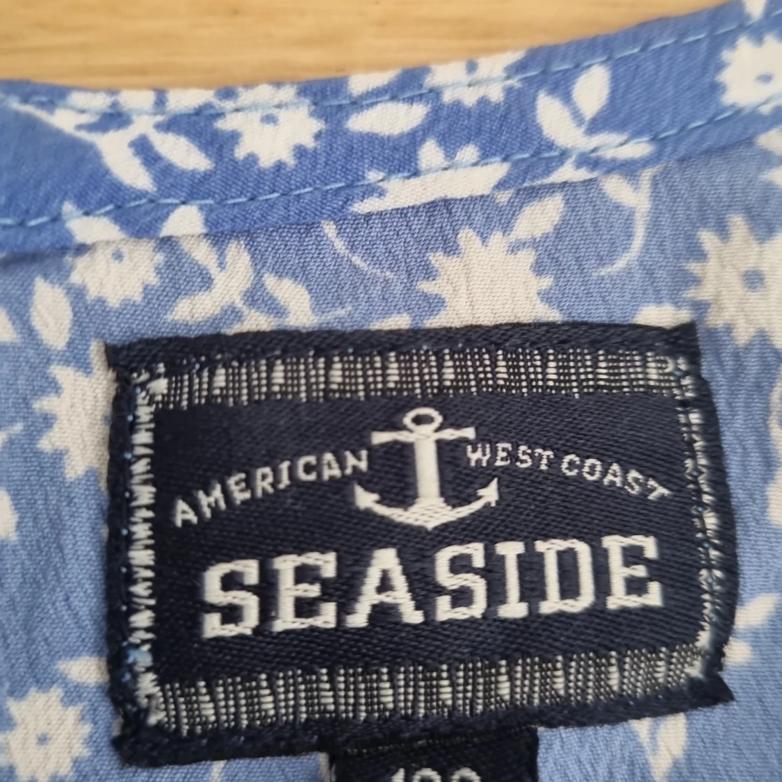 Blå blommig topp med knyt - 93