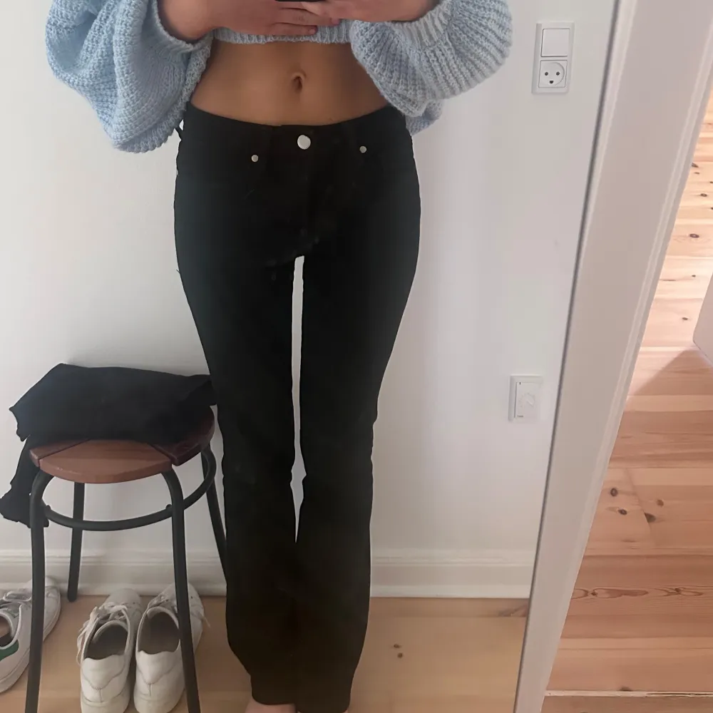 Svarta midrise bootcut jeans från Zara i storlek 34 passar som S och sitter bra på mig som är 168. . Jeans & Byxor.