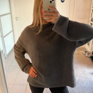 Mysig stickad tröja - Jätte mysig stickad tröja. Är så mjuk och skön. I jätte bra skick, inga defekter. Gjord i 63% ull och 37% återvunnen polyamid . Jag är 171cm och bär vanligtvis storlek xs/s. Kostade 900kr i nypris. Säljer likadan i ljus rosa/beige.